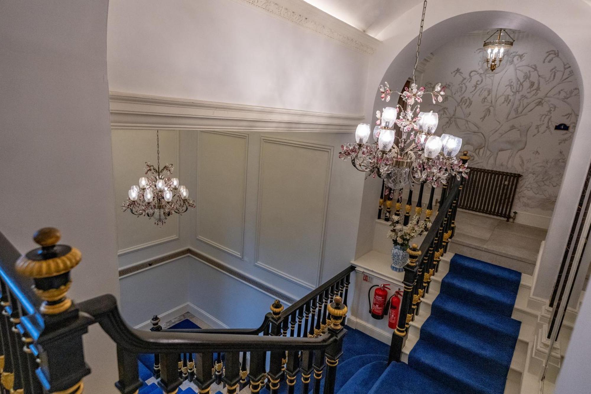 Weston Manor Hotel Exterior photo